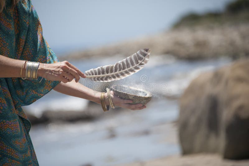 Les mains élégantes des femmes chamaniques photos libres de droits Les mains élégantes des femmes chamaniques photos libres de droits