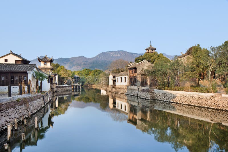Les maisons chinoises blanches antiques se sont reflétées dans un canal, Hengdian, Chine photographie stock Les maisons chinoises blanches antiques se sont reflétées dans un canal, Hengdian, Chine photographie stock
