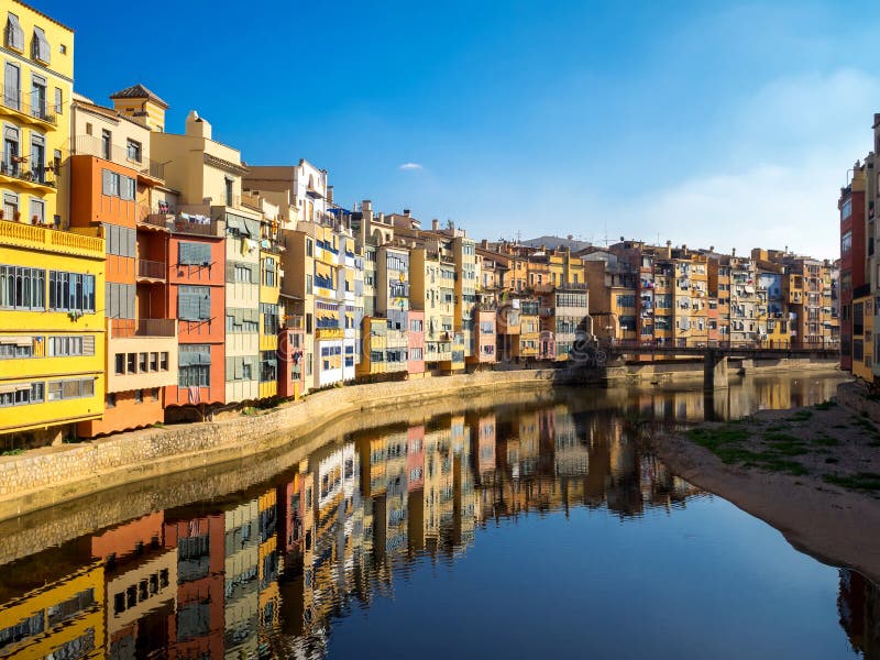 Les maisons colorées se sont reflétées dans l'eau, Gérone, Catalogne, Espagne photographie stock libre de droits Les maisons colorées se sont reflétées dans l'eau, Gérone, Catalogne, Espagne photographie stock libre de droits