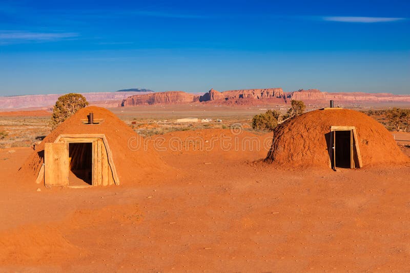 Les maisons de Navajo cuites au four par boue ont appelé Hogans en vallée de monument images stock Les maisons de Navajo cuites au four par boue ont appelé Hogans en vallée de monument images stock
