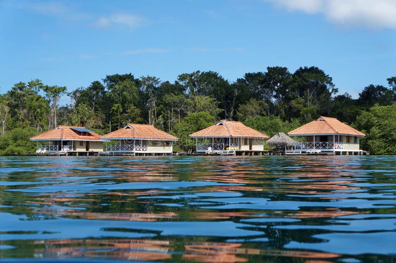 Les Maisons  De  Vacances Au dessus De  La Mer Avec De  L eau  