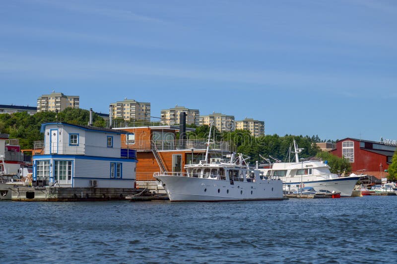 Les maisons et les bateaux de flottement se sont accouplés à la marina de Pampas, Stockholm, Suède photos libres de droits Les maisons et les bateaux de flottement se sont accouplés à la marina de Pampas, Stockholm, Suède photos libres de droits