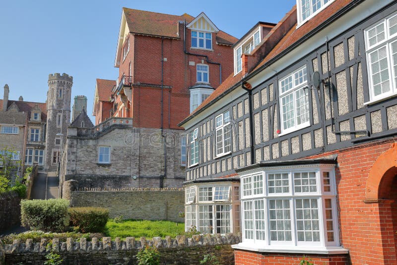 Les maisons médiévales avec des toits de brickstone et de dalle avec Purbeck de construction victorien logent l'hôtel à l'arrière photo libre de droits Les maisons médiévales avec des toits de brickstone et de dalle avec Purbeck de construction victorien logent l'hôtel à l'arrière photo libre de droits