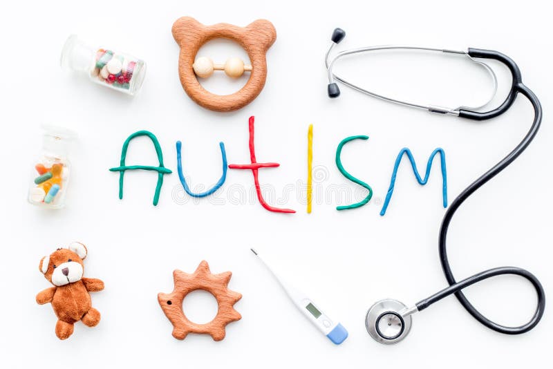 Les maladies d'enfance Exprimez l'autisme près du stetoscope, les pilules, jouets sur la vue supérieure de fond blanc