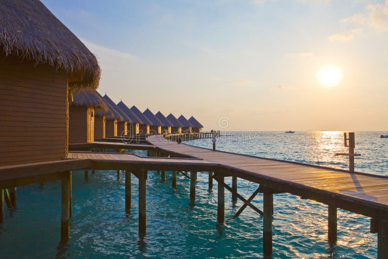 Les Maldives. Villa sur des piles sur l'eau alors su image libre de droits Les Maldives. Villa sur des piles sur l'eau alors su image libre de droits