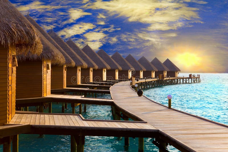 Les Maldives. Villa sur des piles sur l'eau alors su image libre de droits