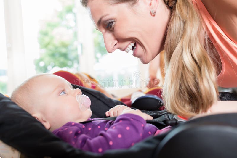Les mamans et les bébés dans la mère et l'enfant chassent la pratique image stock Les mamans et les bébés dans la mère et l'enfant chassent la pratique image stock