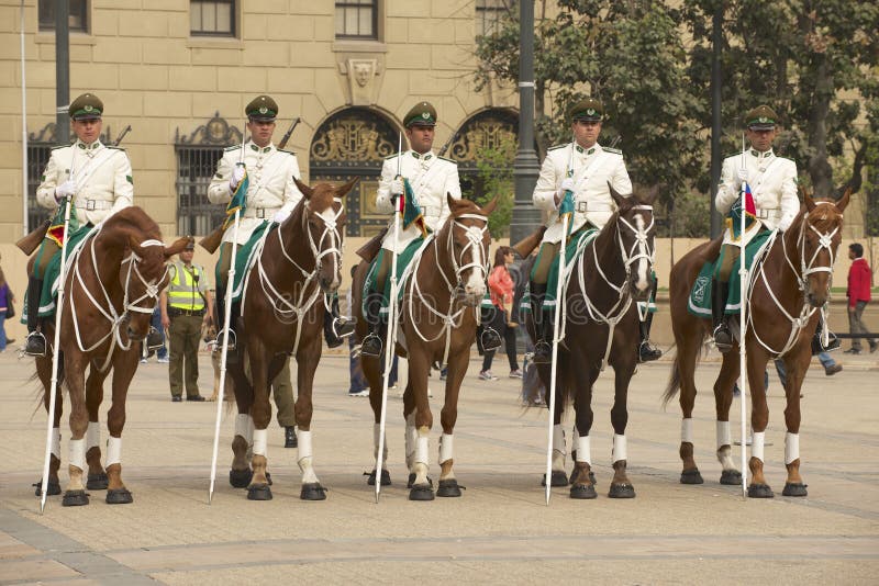 Les militaires du Carabineros se réunissent assistent à la cérémonie changeante de garde devant le palais présidentiel de Moneda photos stock Les militaires du Carabineros se réunissent assistent à la cérémonie changeante de garde devant le palais présidentiel de Moneda photos stock