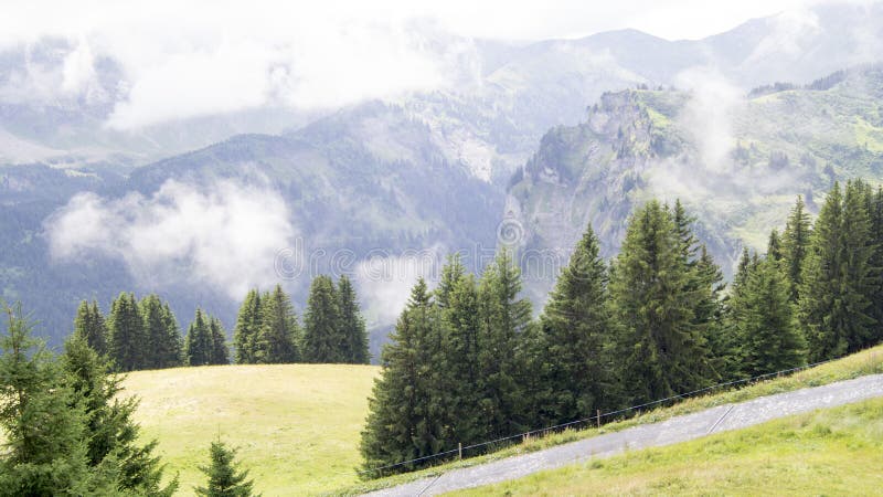 Les montagnes de champery en suisse très nuageuses