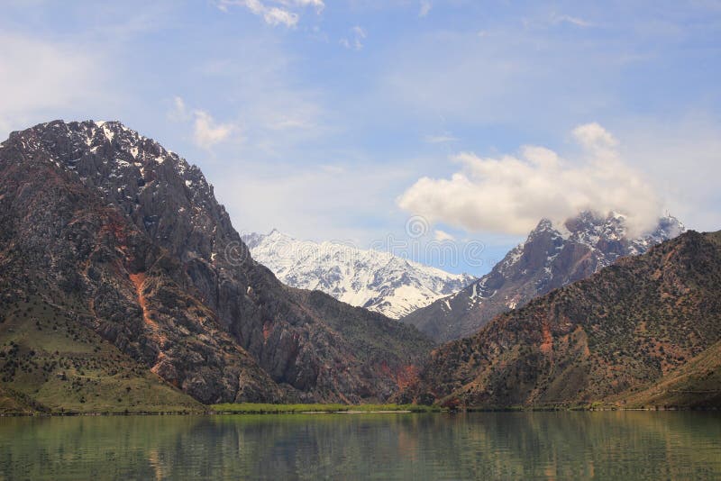 Les montagnes et le lac Iskanderkul, le Tadjikistan image stock Les montagnes et le lac Iskanderkul, le Tadjikistan image stock