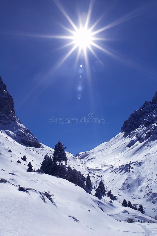 Les montagnes lumineuses exposent au soleil l'hiver