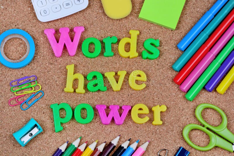 Les mots ont la puissance écrite sur le fond de liège photos libres de droits Les mots ont la puissance écrite sur le fond de liège photos libres de droits
