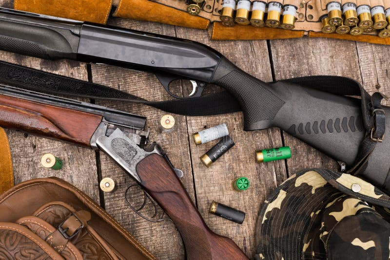 Les Accessoires De Fusil De Chasse De Munitions De Chasseurs Ouvrent La  Voiture De Tronc Image stock - Image du gravure, extérieur: 116119477