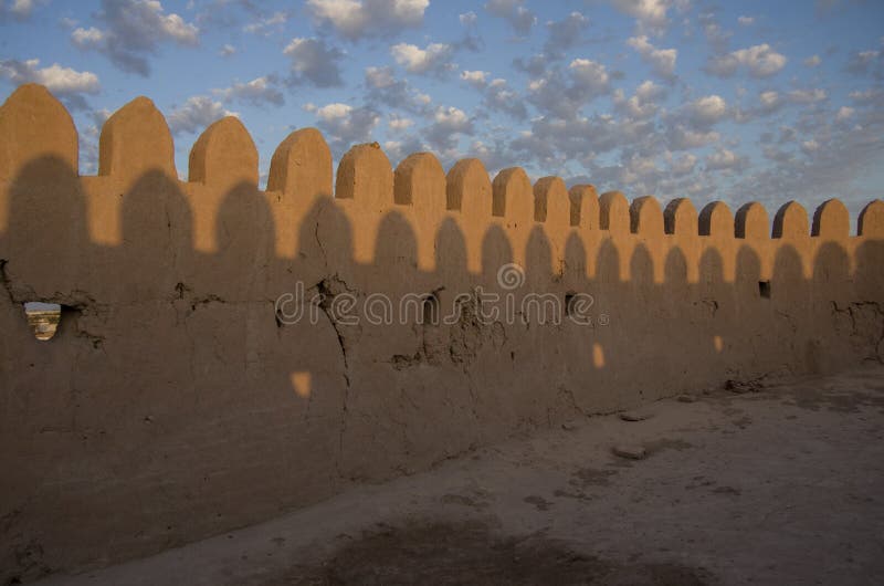 Les murs de forteresse de la ville antique de l'Asie centrale - Khiva image libre de droits Les murs de forteresse de la ville antique de l'Asie centrale - Khiva image libre de droits