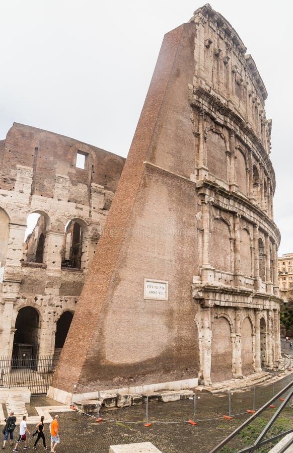 Les murs en pierre du Colosseum rome images stock Les murs en pierre du Colosseum rome images stock