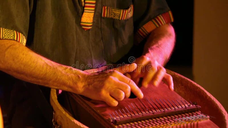 Les musiciens folkloriques exécutent la yole intime