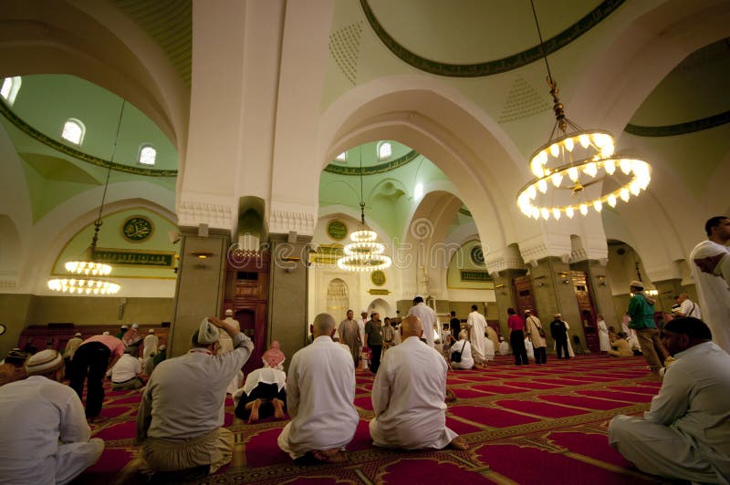Les musulmans prient Masjid intérieur Quba photographie stock libre de droits Les musulmans prient Masjid intérieur Quba photographie stock libre de droits