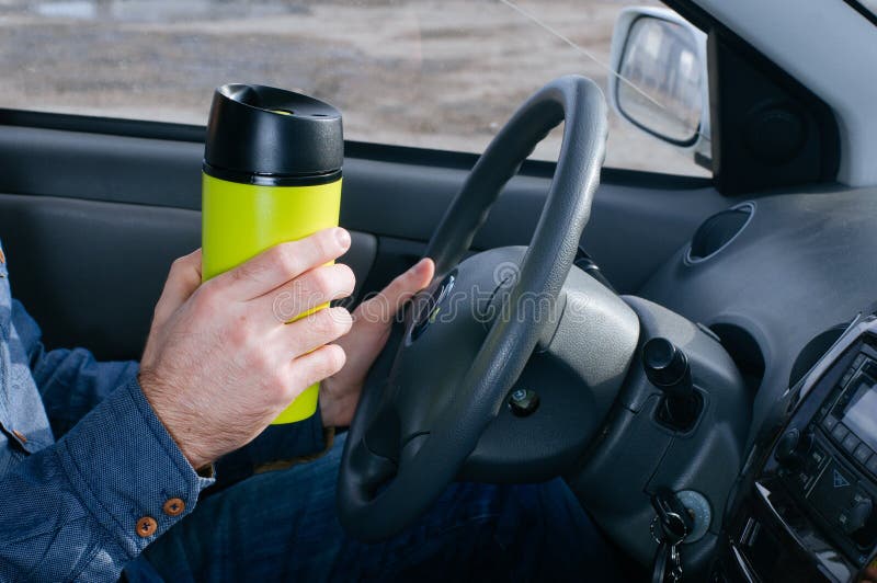 Les mâles remettent tenir la tasse thermo images stock Les mâles remettent tenir la tasse thermo images stock