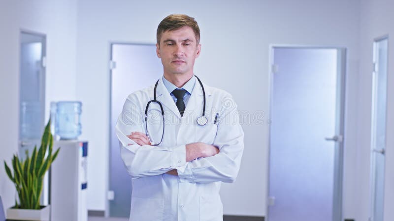Les médecins le portrait d'un homme avec un visage sérieux devant la caméra regardant droit ont un stéthoscope sur le col il