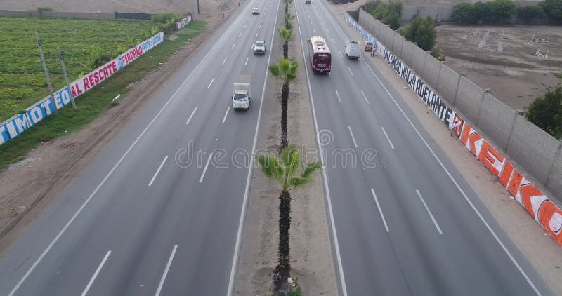 Les médias aériens au-dessus de l'autoroute panaméricaine de lima pérou avec la publicité des partis politiques. élection présiden