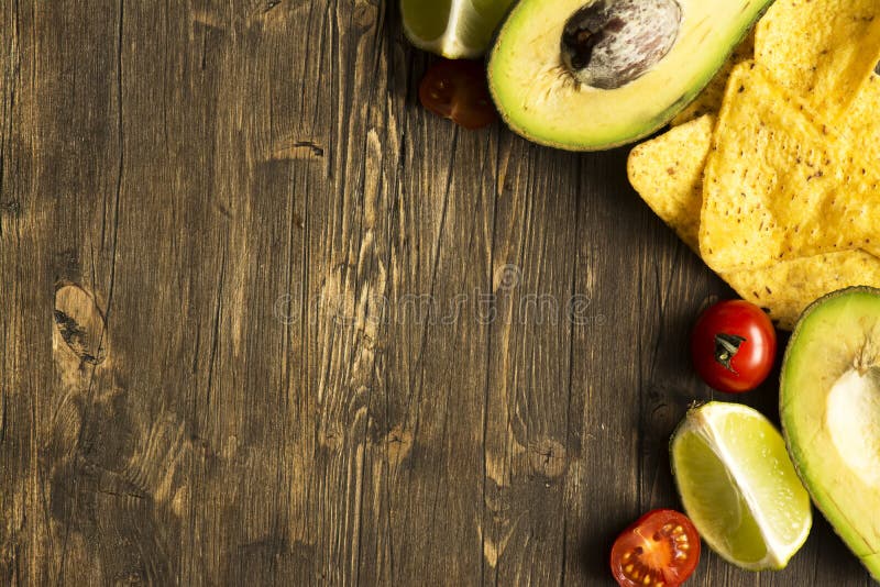 Les Nachos et le guacamole de puces de tortilla de maïs sauce des ingrédients photo libre de droits Les Nachos et le guacamole de puces de tortilla de maïs sauce des ingrédients photo libre de droits
