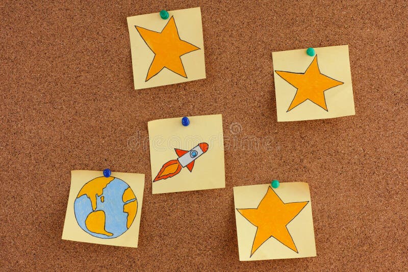 Les notes de post-it avec la planète mettent à la terre et l'espace Rocket avec des étoiles sur b images libres de droits Les notes de post-it avec la planète mettent à la terre et l'espace Rocket avec des étoiles sur b images libres de droits