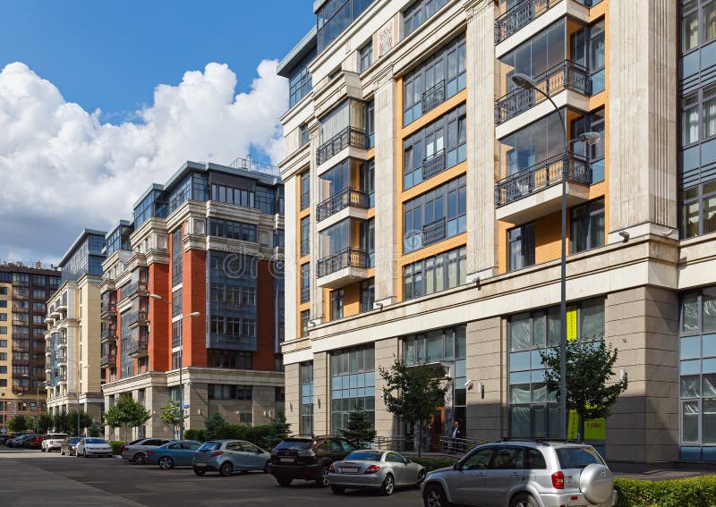 Les nouveaux soleils résidentiels de luxe du complexe quatre au centre de Moscou, Russie image libre de droits Les nouveaux soleils résidentiels de luxe du complexe quatre au centre de Moscou, Russie image libre de droits