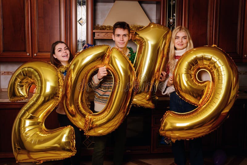 Les nouvel 2019 ans viennent Groupe de transport gai des jeunes photographie stock Les nouvel 2019 ans viennent Groupe de transport gai des jeunes photographie stock
