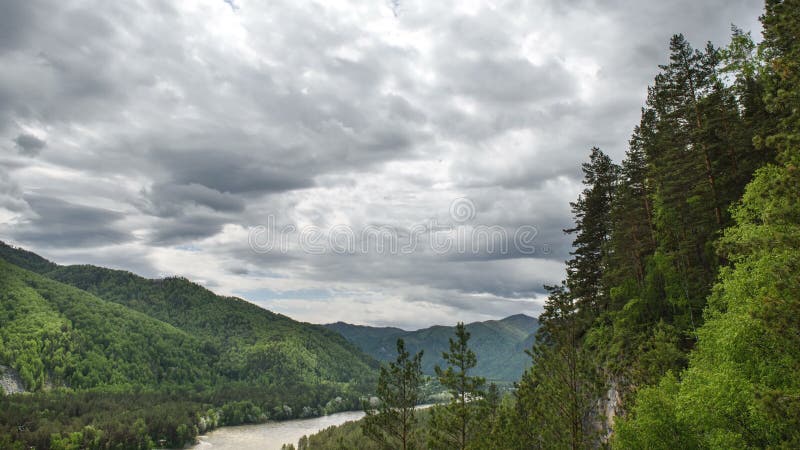 Les nuages fonctionnent par le ciel dans les montagnes