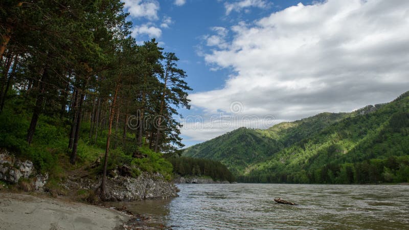 Les nuages fonctionnent par le ciel dans les montagnes