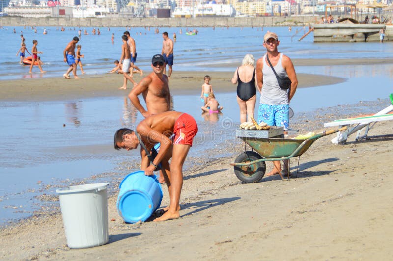 Les négociants sur la plage de Durres photographie stock Les négociants sur la plage de Durres photographie stock