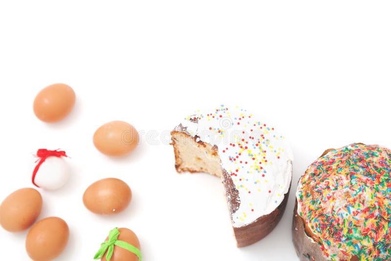 Les oeufs de pâques se trouvent autour du gâteau sur le fond blanc photos libres de droits Les oeufs de pâques se trouvent autour du gâteau sur le fond blanc photos libres de droits