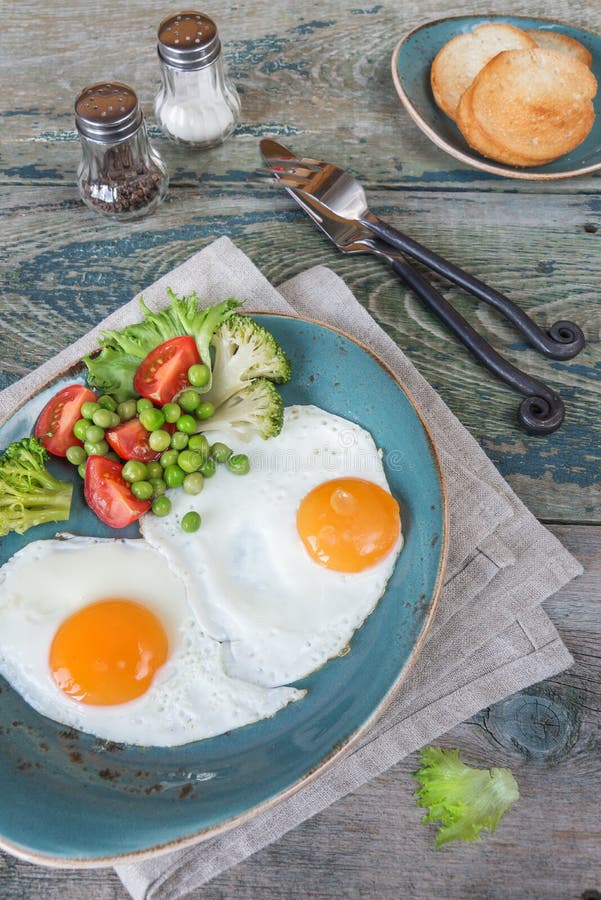 les oeufs ont fait frire des légumes image libre de droits les oeufs ont fait frire des légumes image libre de droits