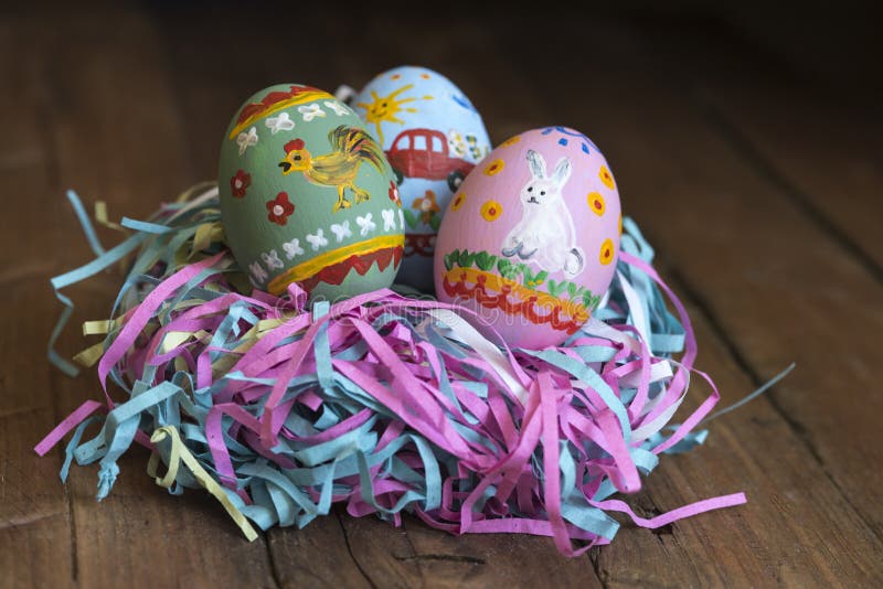 Les oeufs peints se situent dans un panier, fond en bois, Pâques photographie stock libre de droits Les oeufs peints se situent dans un panier, fond en bois, Pâques photographie stock libre de droits