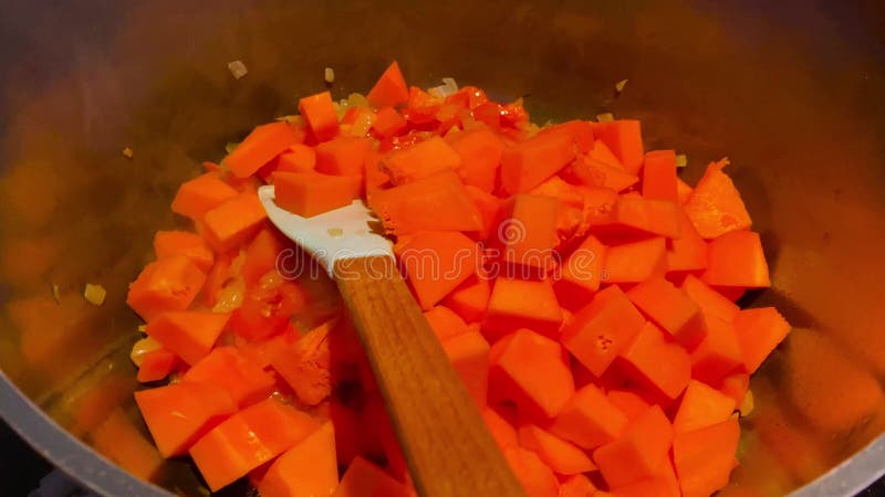 Les oignons et les carottes cuites sont les ingrédients d'un délicieux plat