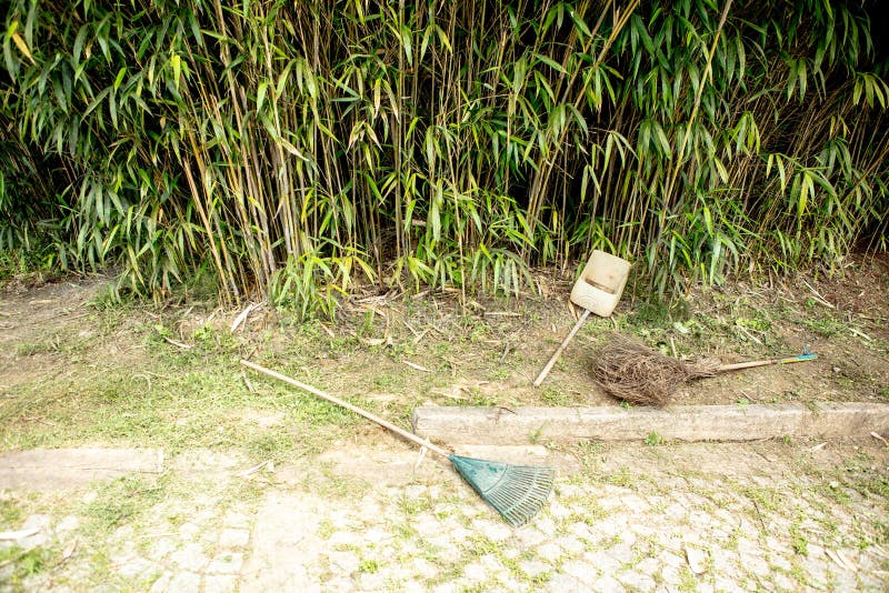 Les outils de jardinage avec la feuille et les bambous en automne font du jardinage image stock Les outils de jardinage avec la feuille et les bambous en automne font du jardinage image stock