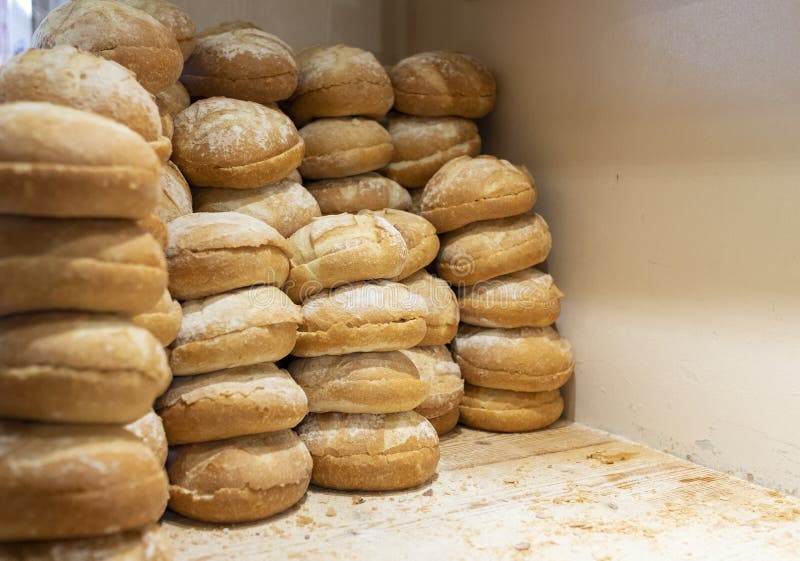 Les pains frais ont placé dans une rangée dans une boulangerie, type de pain français image stock Les pains frais ont placé dans une rangée dans une boulangerie, type de pain français image stock