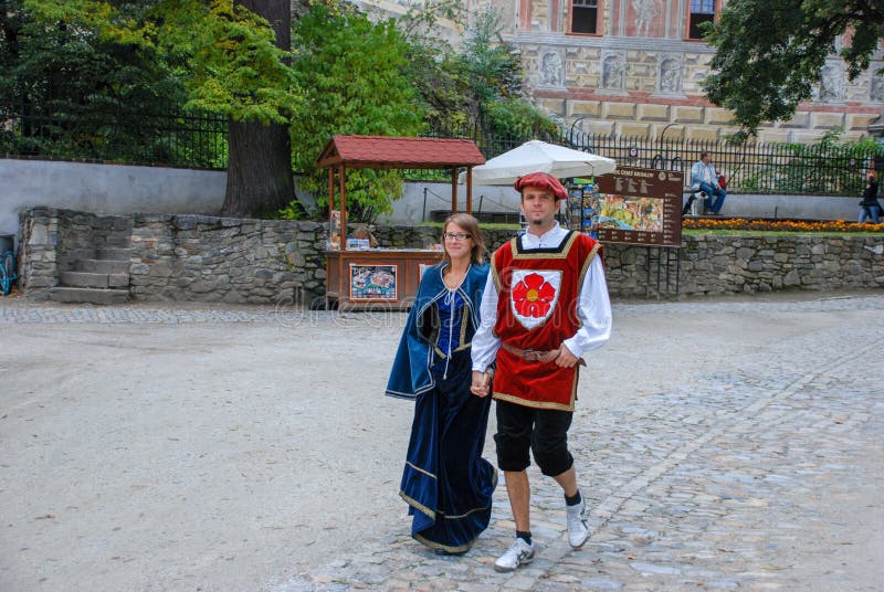 Les paires costumées d'acteurs marchent sur la ville médiévale de Cesky Krumlov images stock Les paires costumées d'acteurs marchent sur la ville médiévale de Cesky Krumlov images stock