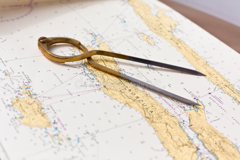 Les paires de boussoles pour la navigation sur une mer tracent photo stock Les paires de boussoles pour la navigation sur une mer tracent photo stock