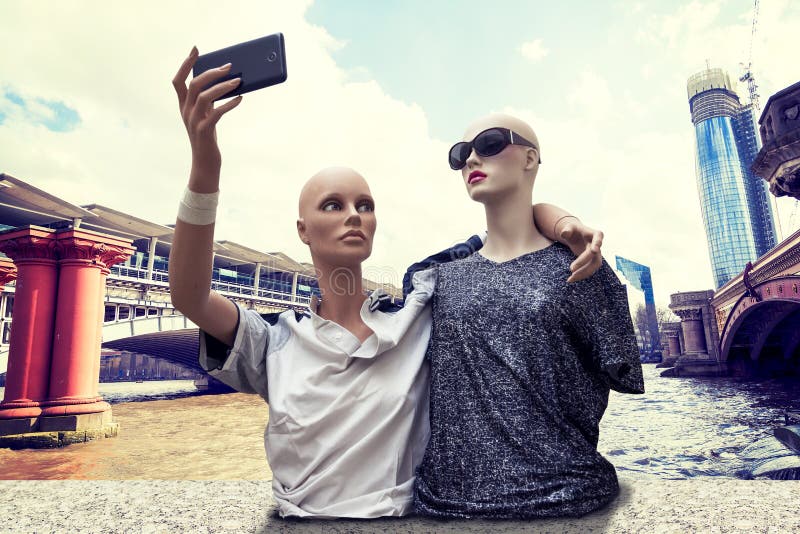 Les paires de touristes de simulacres prennent un selfie photo libre de droits Les paires de touristes de simulacres prennent un selfie photo libre de droits