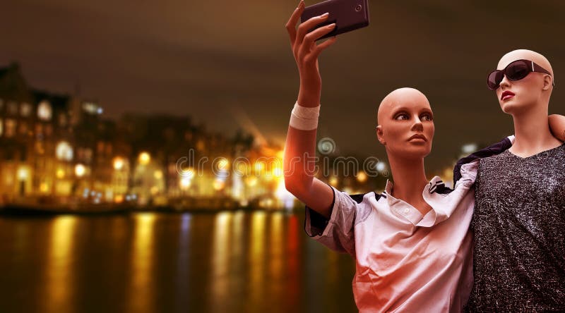 Les paires de touristes de simulacres prennent un selfie photographie stock libre de droits Les paires de touristes de simulacres prennent un selfie photographie stock libre de droits