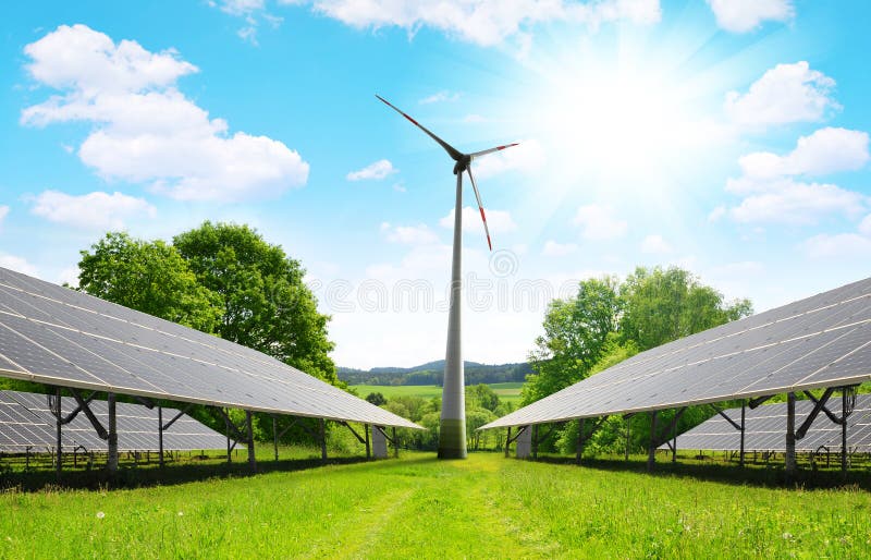Les panneaux à énergie solaire avec la turbine de vent en été aménagent en parc photographie stock libre de droits Les panneaux à énergie solaire avec la turbine de vent en été aménagent en parc photographie stock libre de droits
