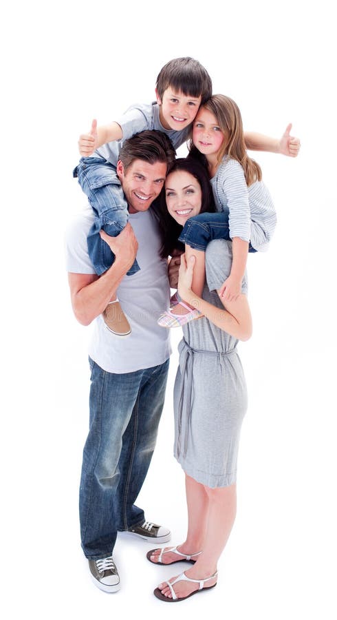 Les parents gais donnant leurs enfants couvrent la conduite photographie stock libre de droits Les parents gais donnant leurs enfants couvrent la conduite photographie stock libre de droits