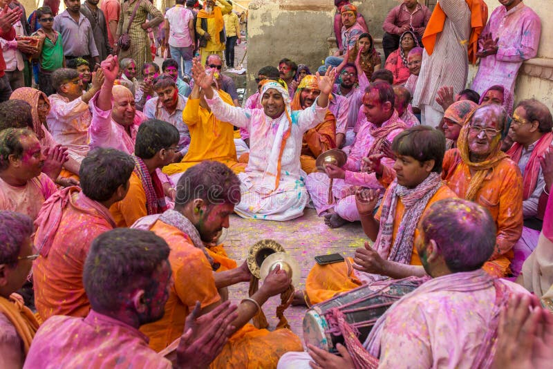 Les passionnés jouent la musique couverte de couleurs pendant la célébration de Holi dans Barsana, Inde images stock Les passionnés jouent la musique couverte de couleurs pendant la célébration de Holi dans Barsana, Inde images stock