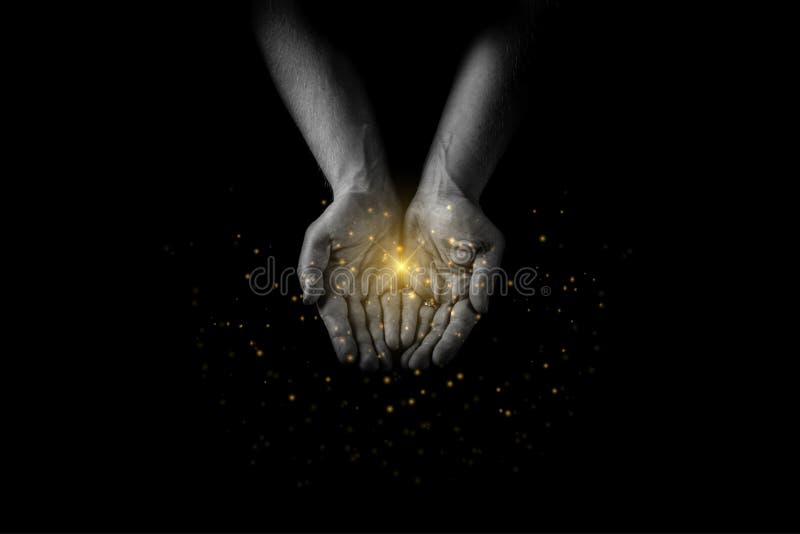 Les paumes des mains de l'homme, donnant le soin et l'appui, atteignant remet la prière pour la bénédiction avec les lumières et