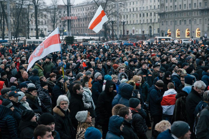 Les personnes biélorusses participent à la protestation contre le décret 3 à Minsk photo libre de droits Les personnes biélorusses participent à la protestation contre le décret 3 à Minsk photo libre de droits