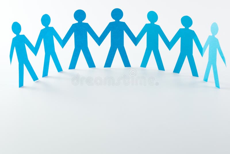 Les personnes de papier forment semi un cercle image stock Les personnes de papier forment semi un cercle image stock
