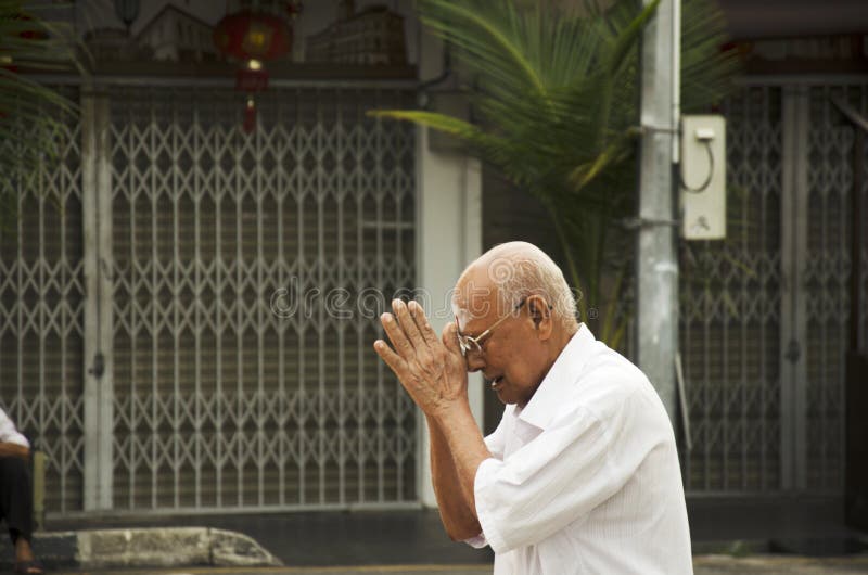 Les personnes malaisiennes de vieil homme prient et payent le respect à un dieu photos libres de droits Les personnes malaisiennes de vieil homme prient et payent le respect à un dieu photos libres de droits