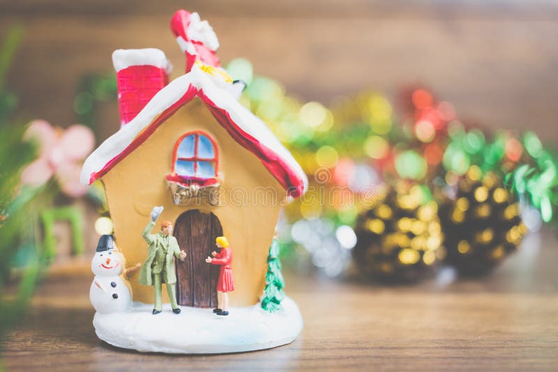 Les personnes miniatures dans le village célèbrent le jour de Noël, Holida photographie stock Les personnes miniatures dans le village célèbrent le jour de Noël, Holida photographie stock