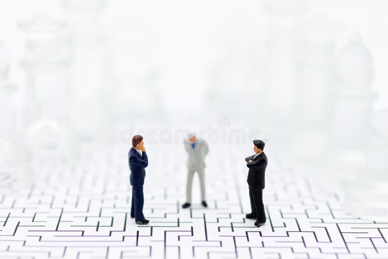 Les personnes miniatures, hommes d'affaires se tiennent des bords opposés du jeu d'échecs, partie distincte, l'avantage, utilisat photos libres de droits Les personnes miniatures, hommes d'affaires se tiennent des bords opposés du jeu d'échecs, partie distincte, l'avantage, utilisat photos libres de droits